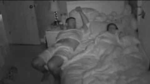 Ce papa doit quitter la chambre de sa fille sur la pointe des pieds
