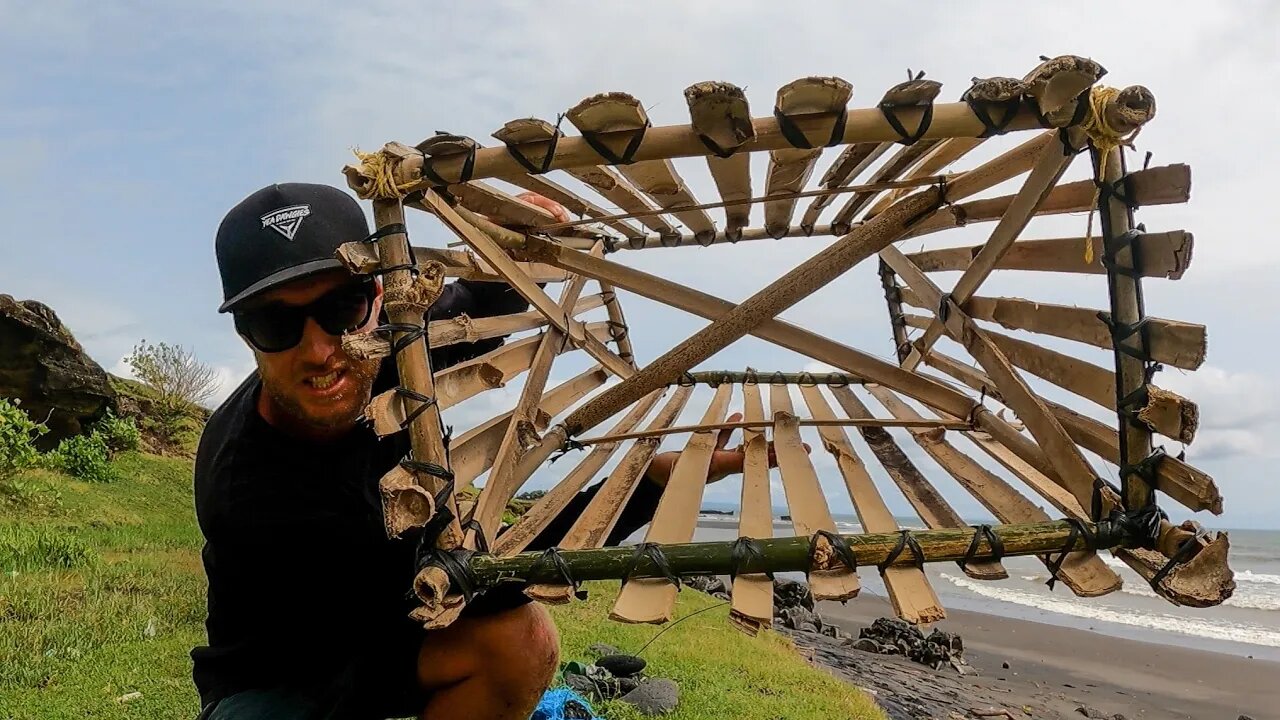 BUILDING A SURVIVAL CRAB TRAP! Only using rubbish from the beach. UNBELIEVABLE CATCH