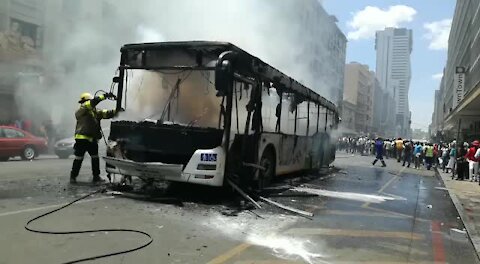 Bus catches fire in Pretoria, draws scores of onlookers (xUs)