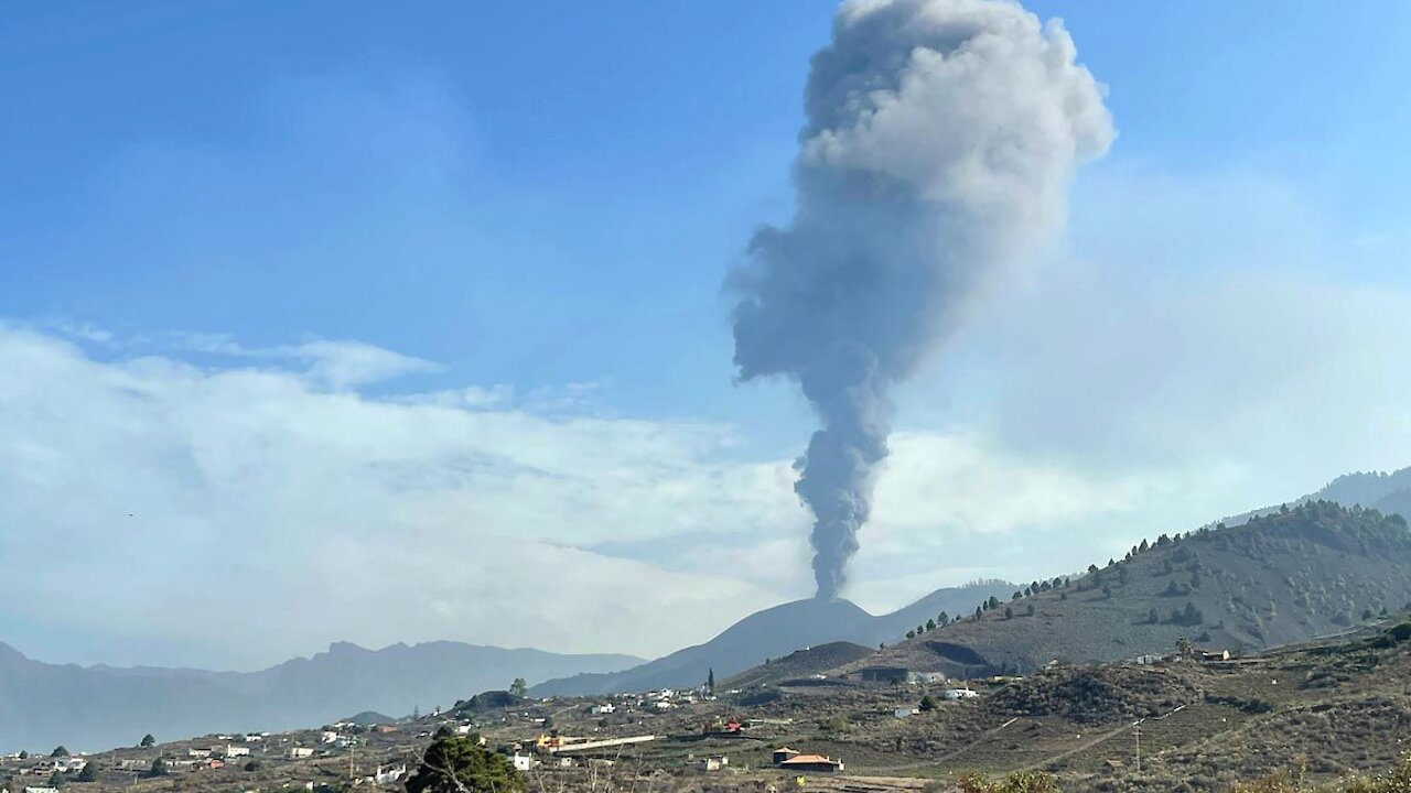 El volcán de la isla de La Palma vuelve a emitir lava y cenizas