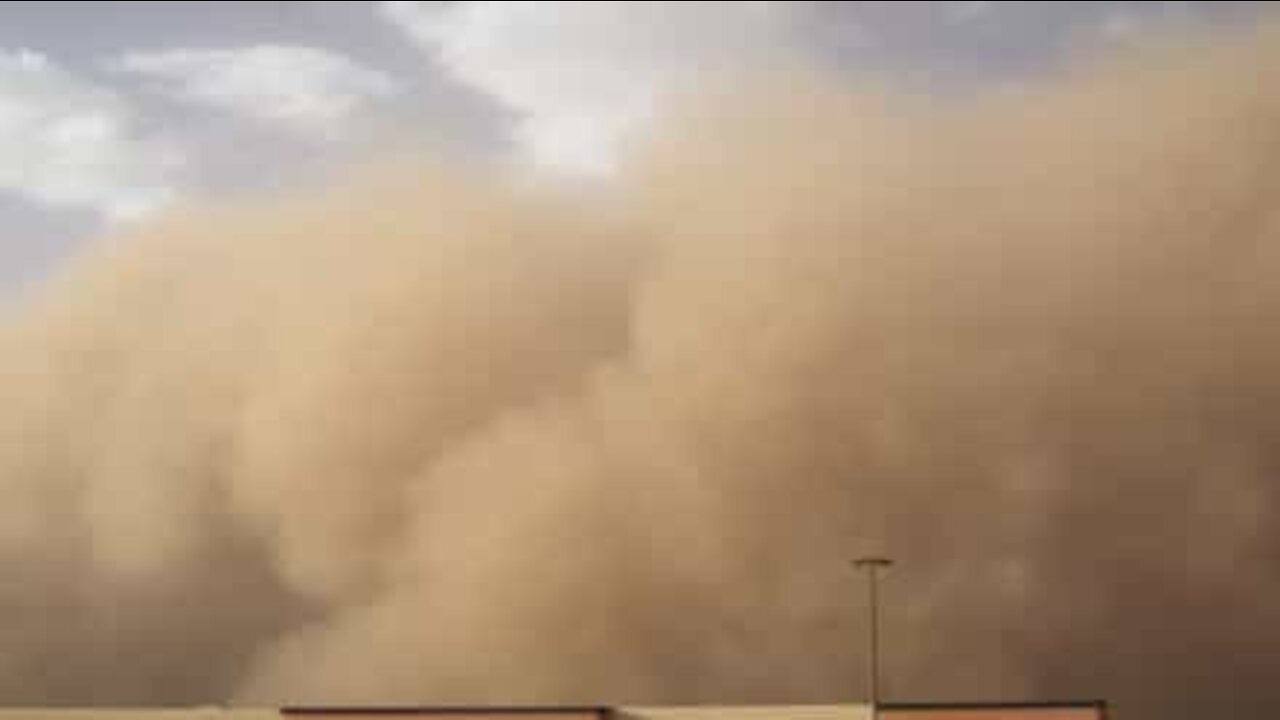 Le jour vire à la nuit sous l'effet de cette tempête de sable