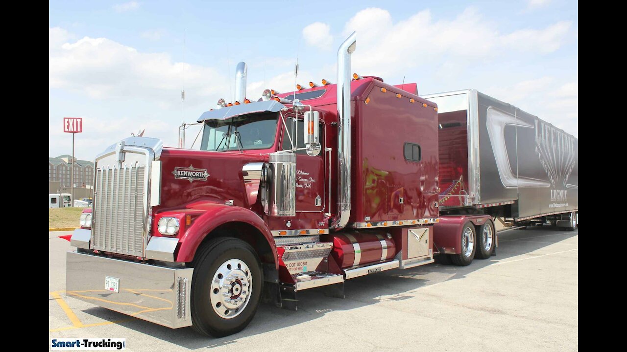 A look inside a huge sleeper on an 18 wheeler