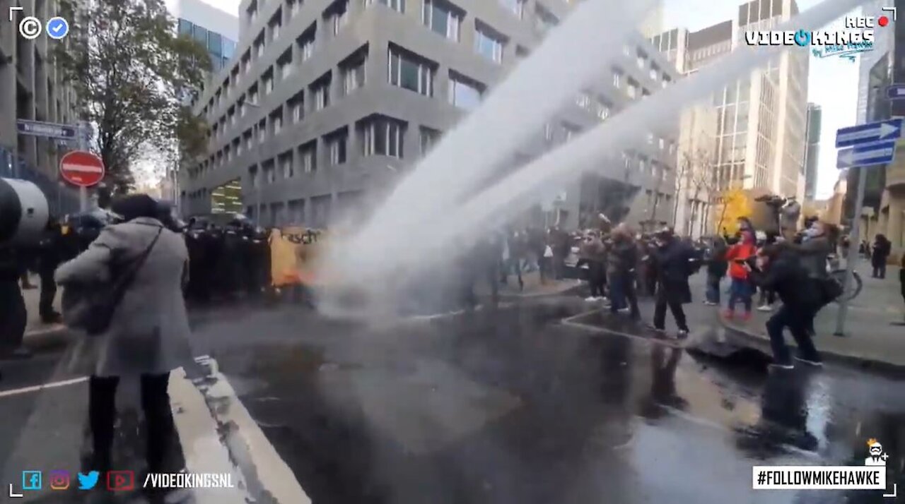 German police dissolve #Antifa protests in #Frankfurt with armored water cannon trucks.