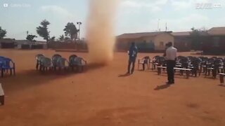 Vortice di polvere provoca caos in Sudafrica