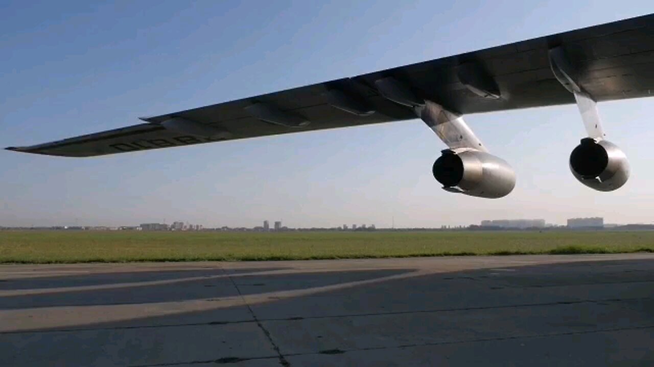 Russian paratroopers conduct exercises using VTA Ilyushin Il-76MDs.
