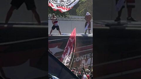 AeroFla Mais Insano da História! Torcida do Flamengo Sobe no Ônibus e Faz Festa no Embarque #shorts