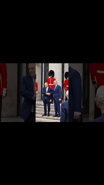 VERY RARE TO SEE NICOS DENDIAS GIVEN A KINGS GUARD WELCOME AT THE M.O.D WHITEHALL LONDON #kingsguard