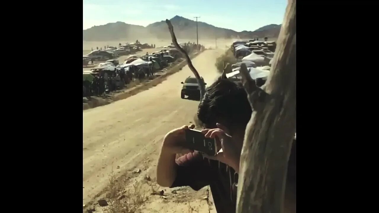 TENSO - Carro de passeio entra na contramão da Corrida de Rally