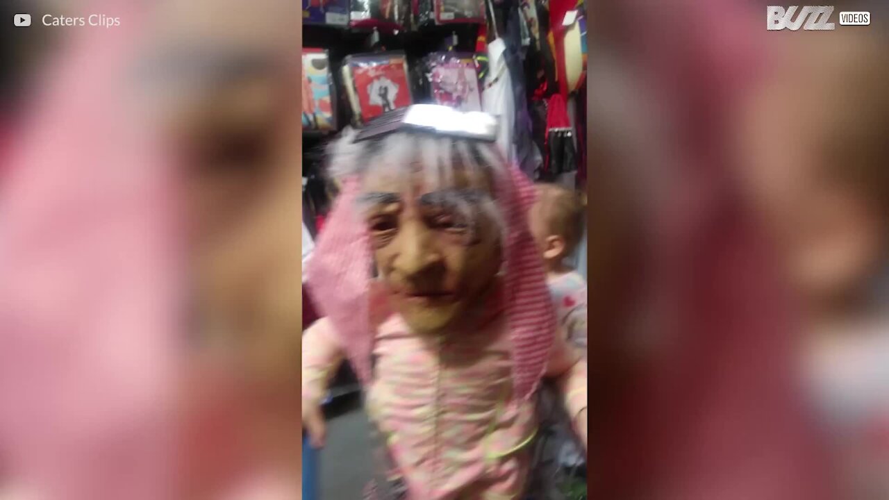 Une petite fille effrayée par les masques d'Halloween