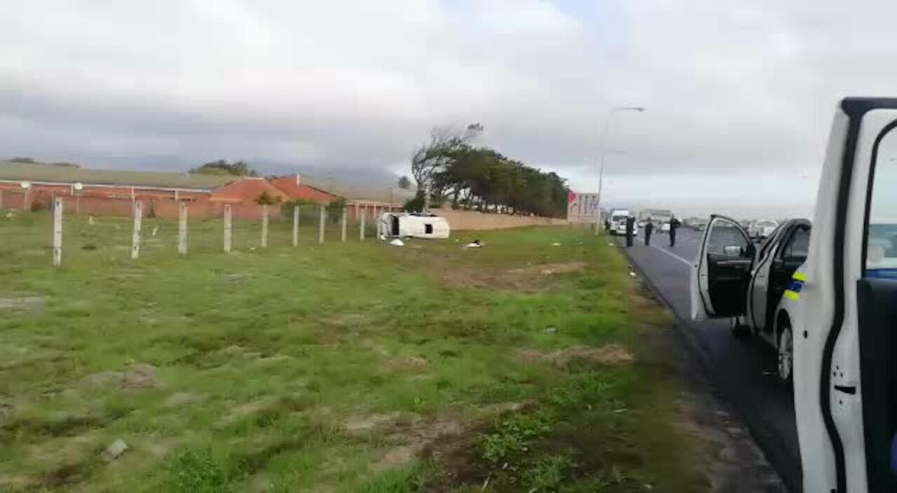 WATCH: Taxi driver allegedly flees scene after crash leaves two dead, 15 injured (vA7)