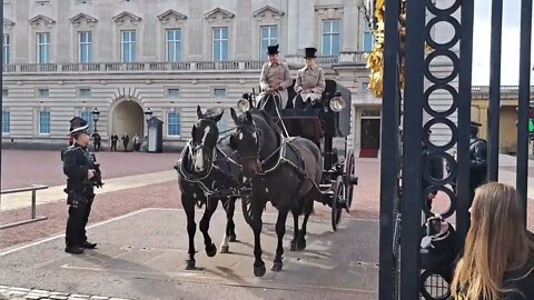 Horse and carage Buckingham Palace yeoman warders in the back of the carage #horseguardsparade