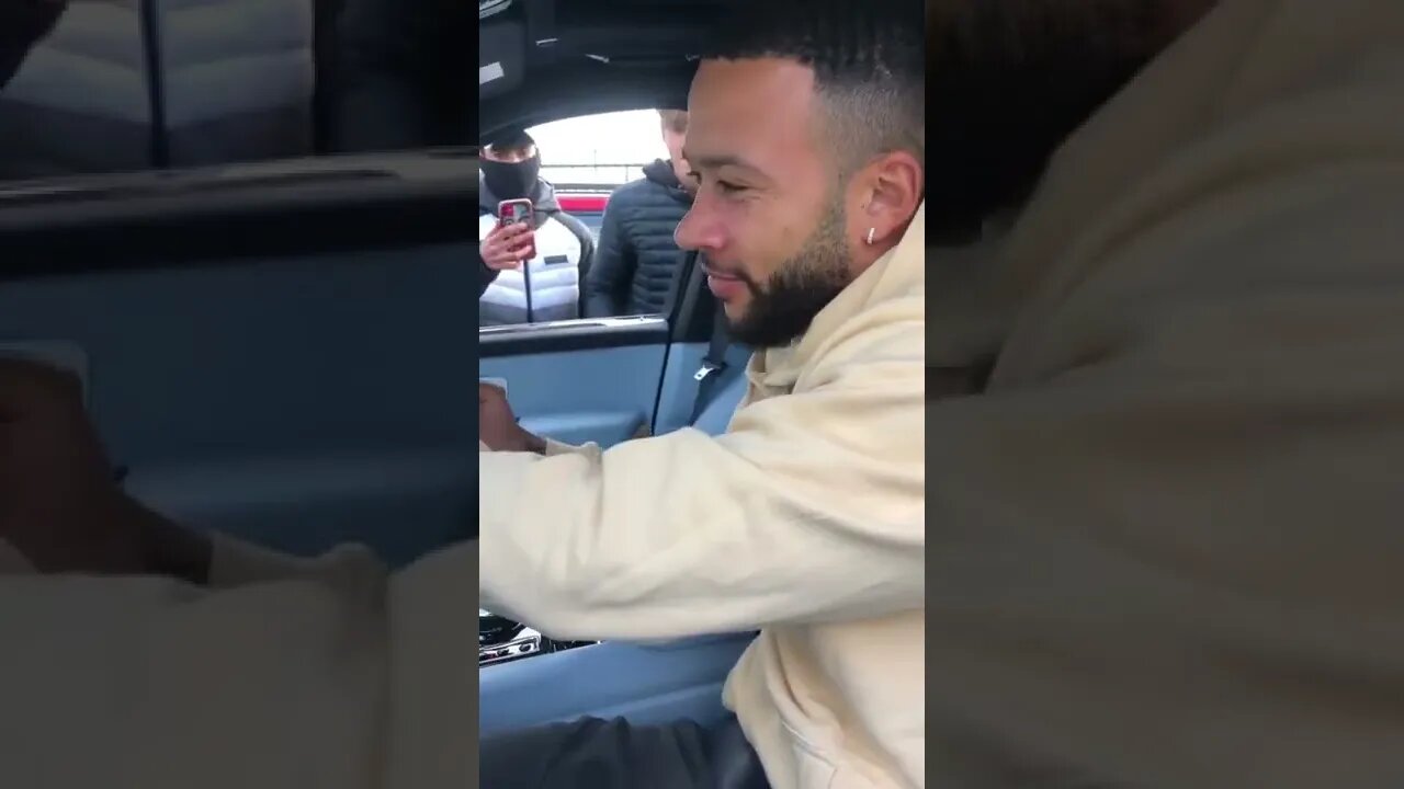 Memphis Depay steal a fan's phone