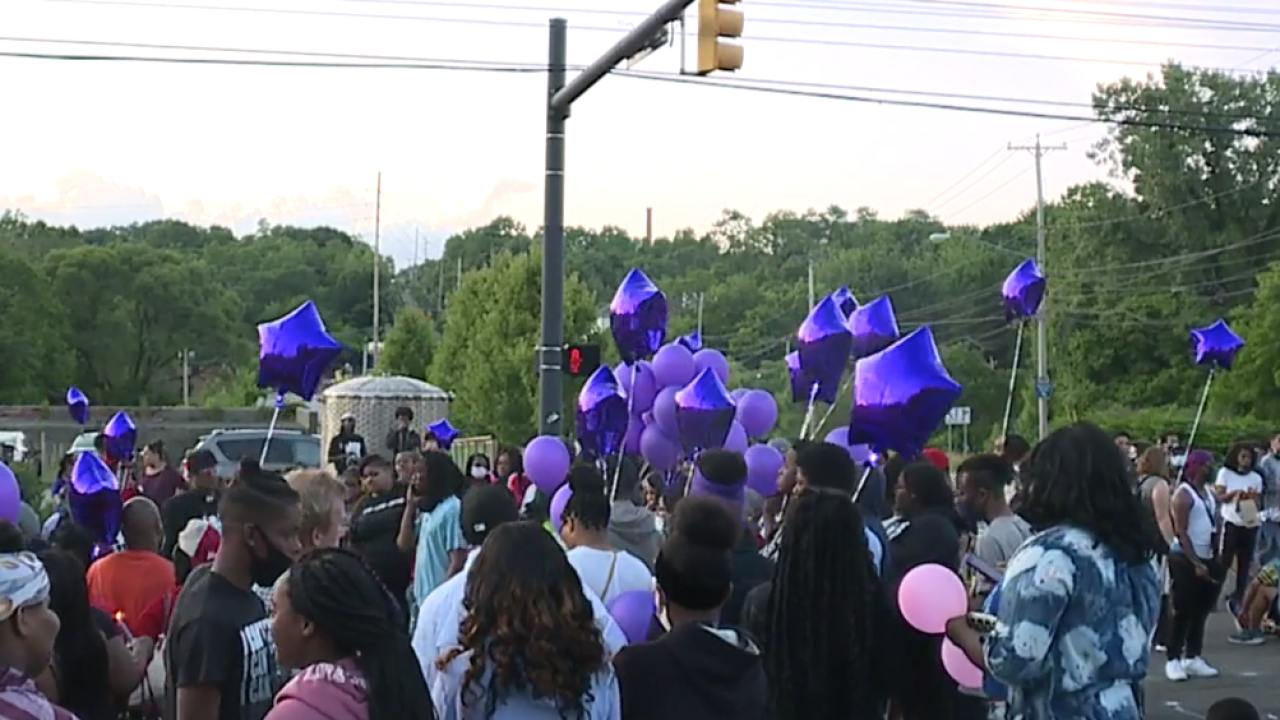 Family of Na'Kia Crawford holds candlelight vigil in Akron