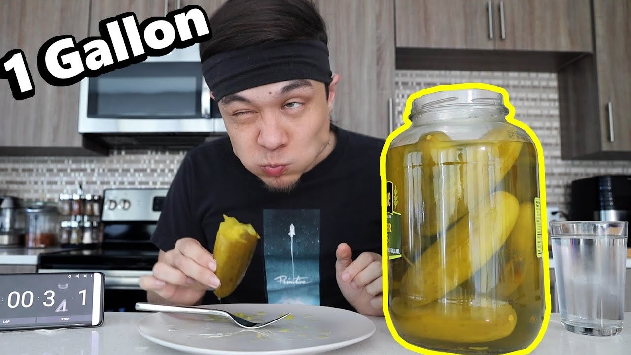 He ate 1 gallon jar of pickles in 8 minutes😯