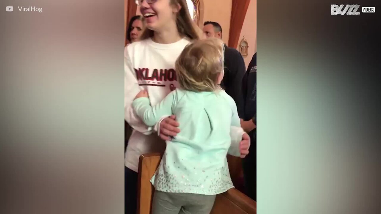 Cette adorable petite fille offre des câlins dans une église