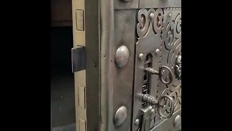 شاهد كيف يتم فتح خزينة أيطالية صنعت فى عام 1840