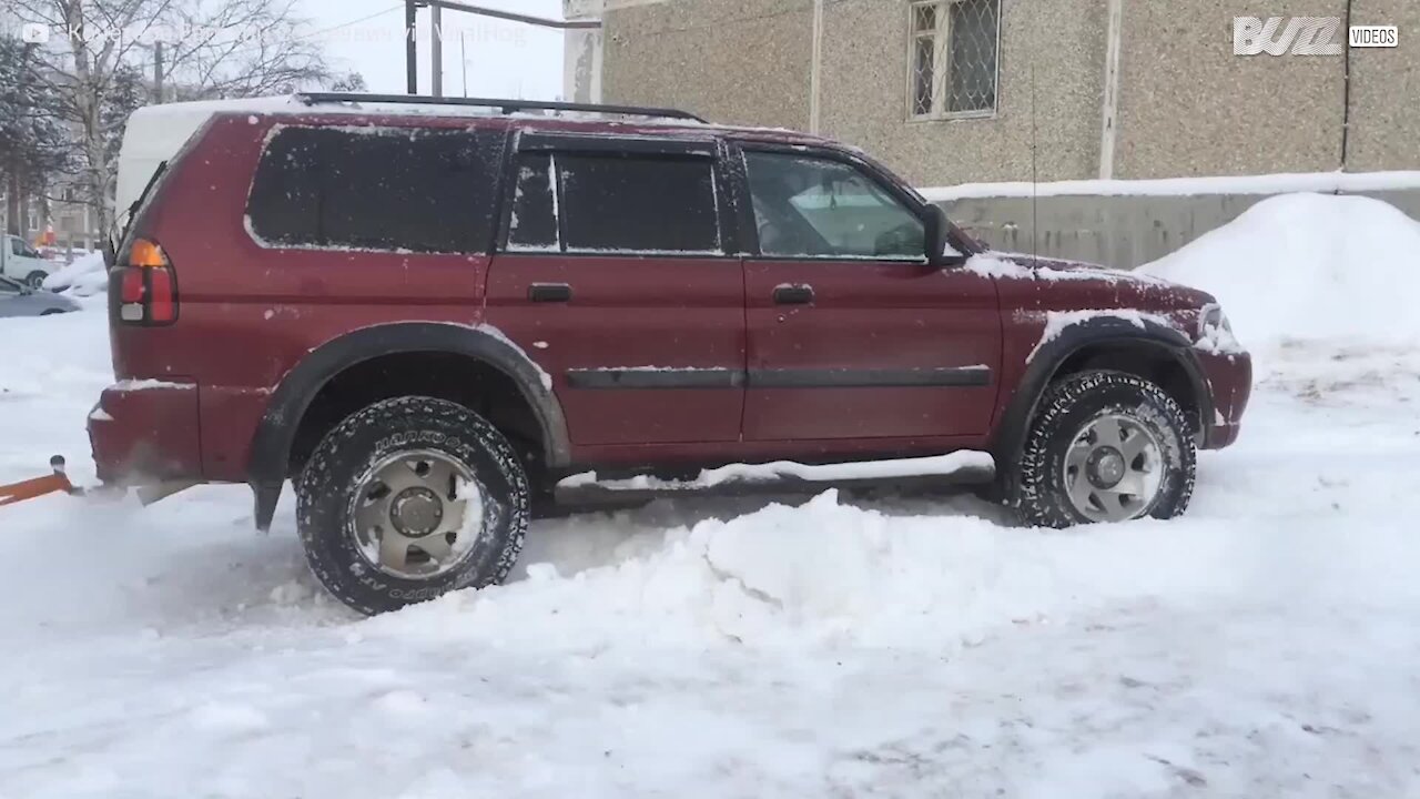 Ces russes transforment des palettes en déneigeuse