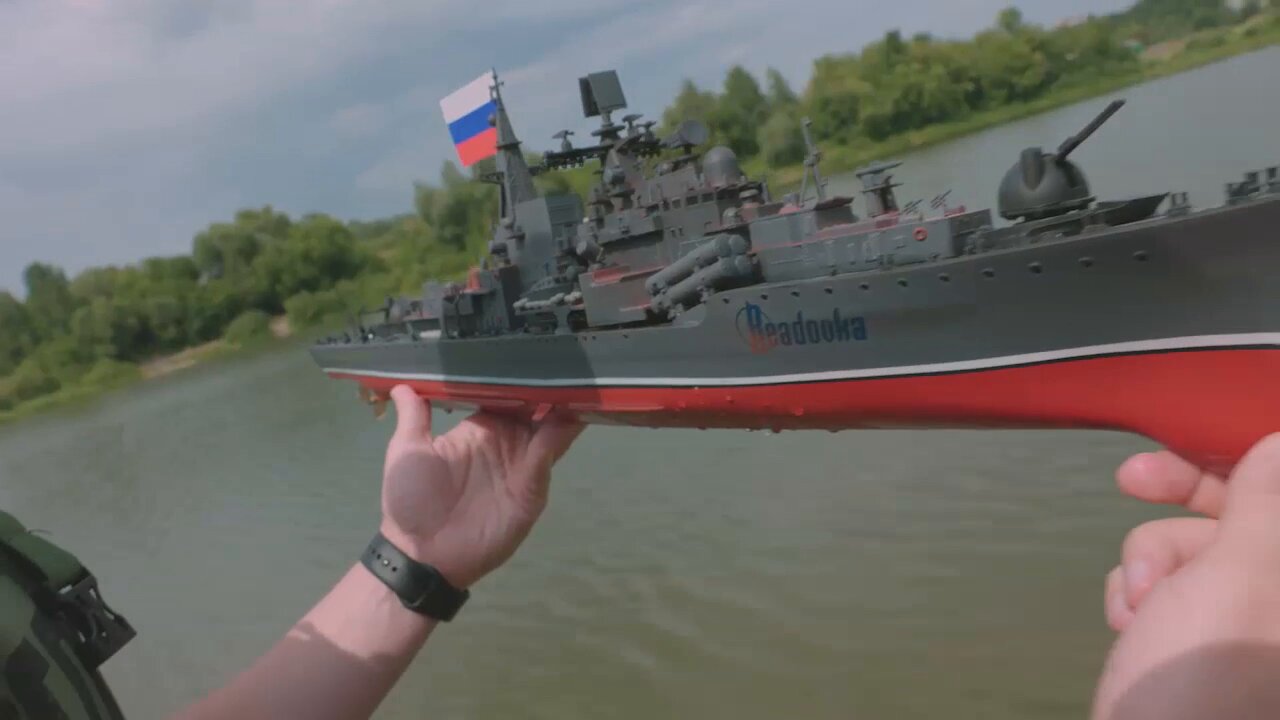 Russian warship replica sails 1700km down Dnieper River