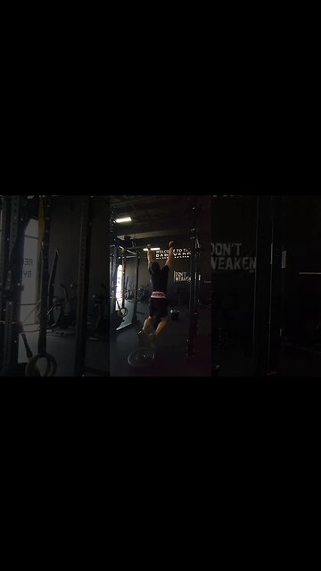 🧘‍♂️DECOMPRESS YOUR SPINE‼️#shorts #spine #calisthenics #deadhang #physio #gym #mobility #backpain