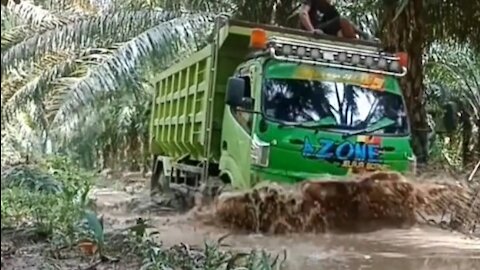 Jalan Penuh Lumpur Dan Licin