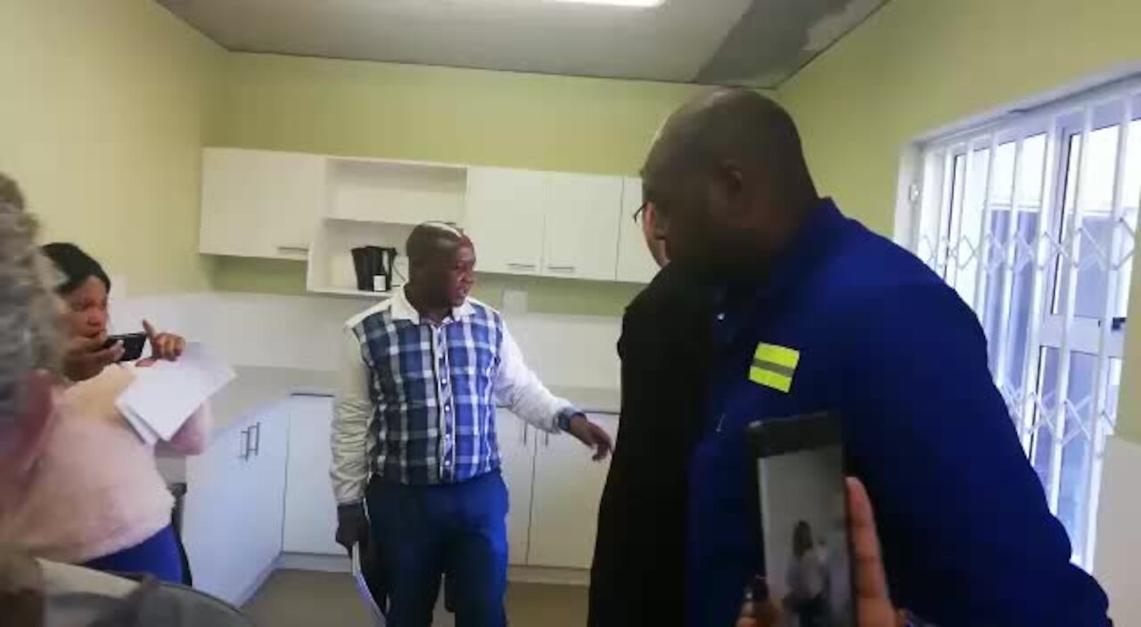 SOUTH AFRICA - Cape Town -First transitional housing project (Video) (vhJ)