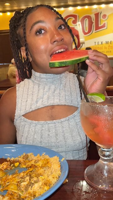 Wow 🤩 so beautiful eating a melon