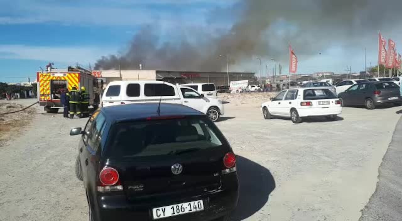 WATCH: Cape firefighters fight blaze at Khayelitsha Mall's Shoprite (GLN)