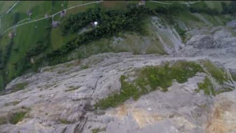 Terribile caduta in base jumping filmata in prima persona