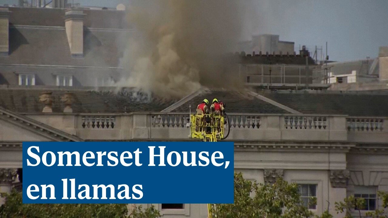 Más de cien bomberos intentan sofocar un incendio en Somerset House, emblemático edificio de Londres