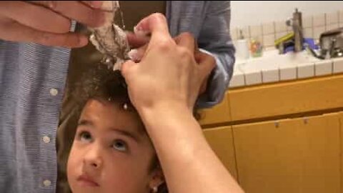 Menina fica com o cabelo preso em batedeira