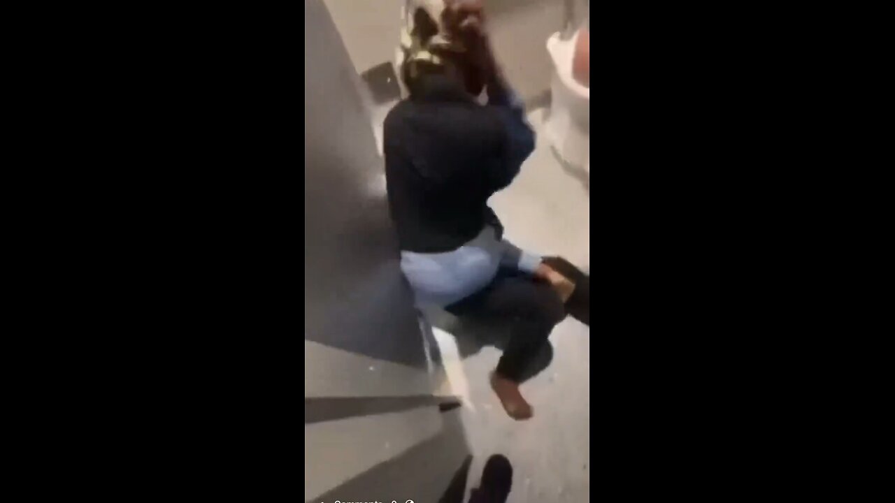 Fights Bursts Into Toilet Stall Whilst a Female is Taking a 💩