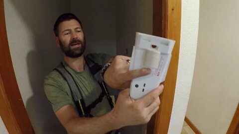 How to install a wall light in the dark | THE HANDYMAN |