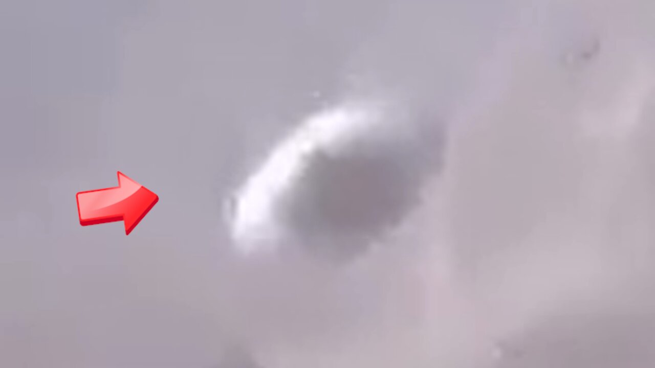 Witnessing a saucer-shaped UFO from a helicopter [Space]