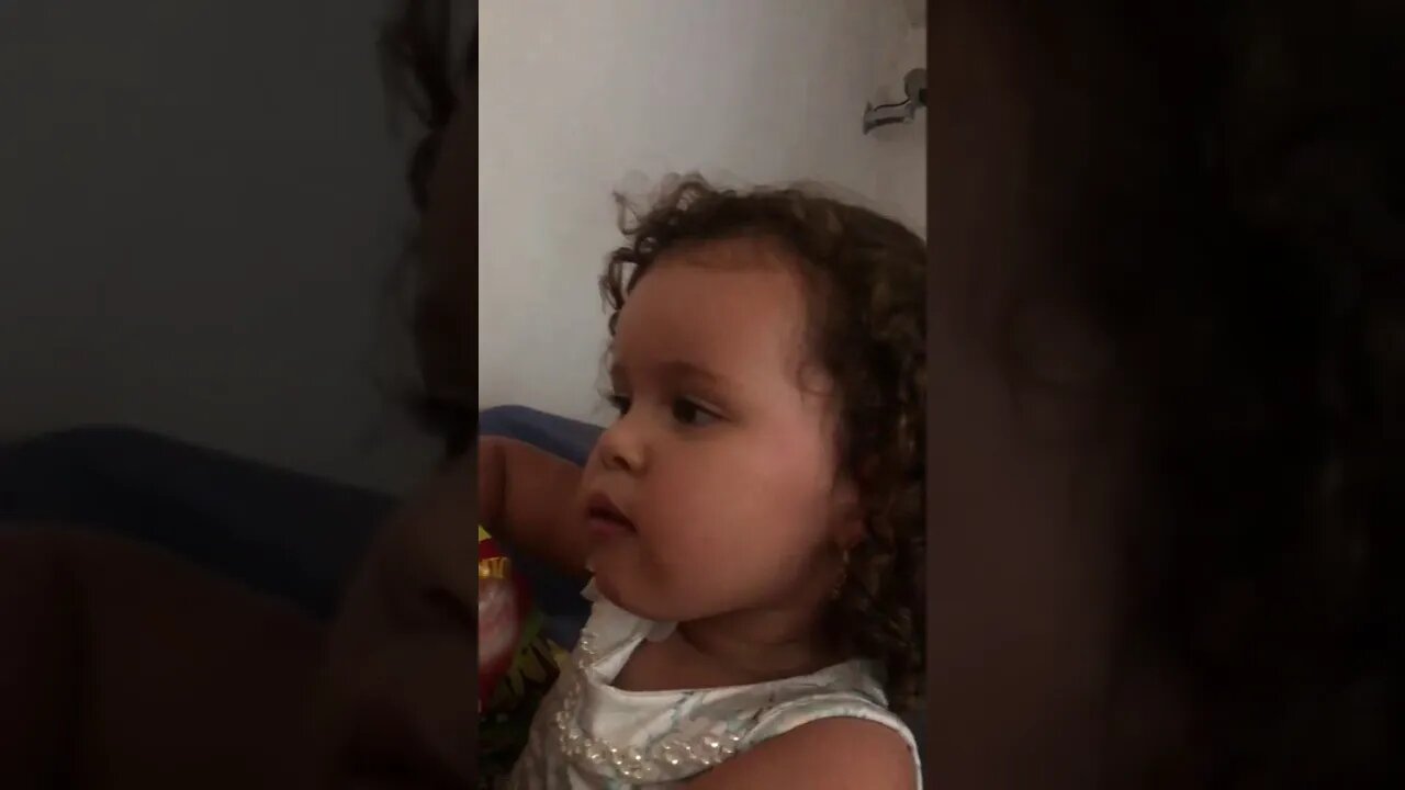 COMENDO CHEETOS E RINDO MUITO COM A MINHA MAMAE E TITIA EU AMO COMER BESTEIRA ALGUMAS VEZES NO DIA