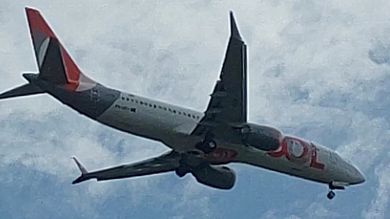 Three generations of Boeing 737 passing in Fortaleza