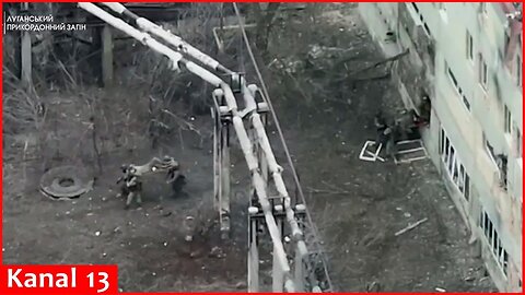 Besieged in Bakhmut, Russians leave buildings where they were hiding, carrying the dead and wounded