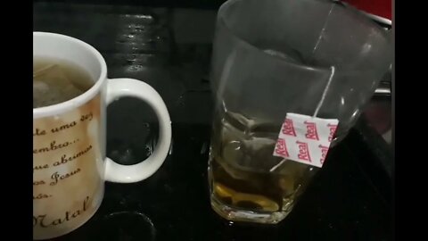 Fazendo chá como manter todos os cuidados na cozinha .