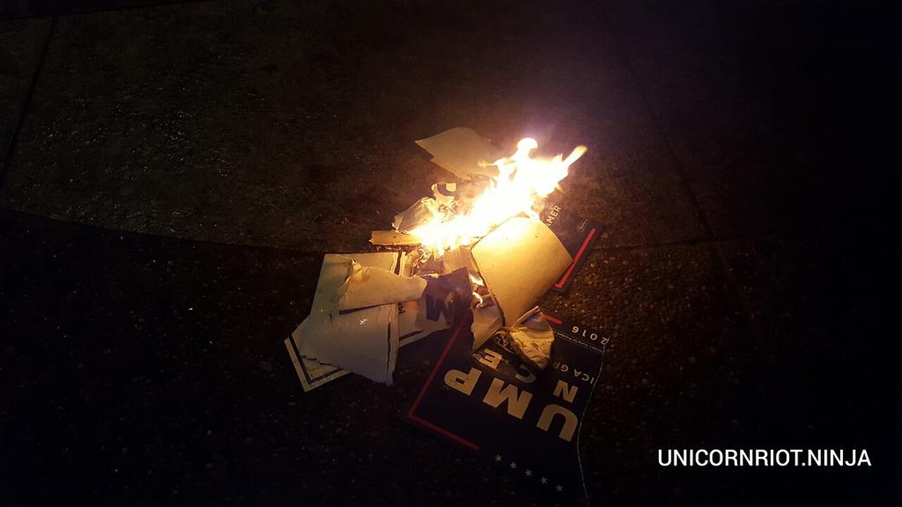Aug 19 2016 Minneapolis Convention Center 3.4 Antifa burns flag while people are leaving the building