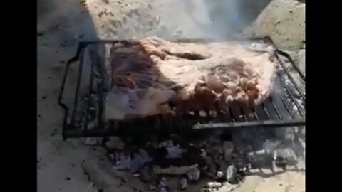 Hinchada de Talleres haciendo un asado en la playa de Copacabana