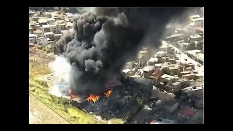 Incêndio de grandes proporções ameaça casas em Contagem