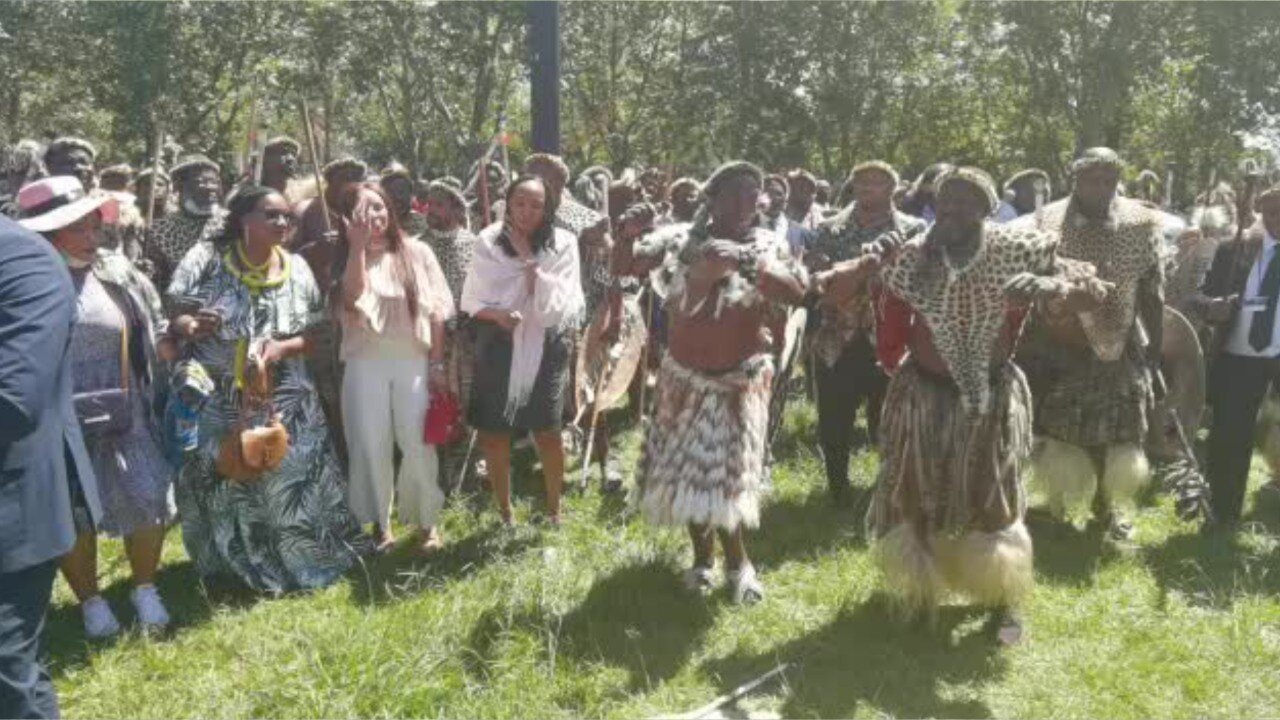 Zulu Throne: Celebrations outside court