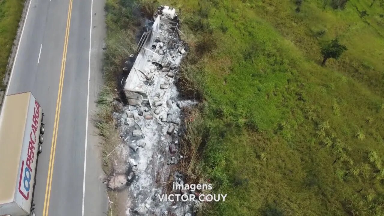 Acidente na bR-116: carreta fica destruída por incêndio na Serra do Honório próximo a Teófilo O