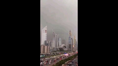 Heavy Rain in Dubai Right now,Live footage sky turn green thewhole city look like dusty #dubai