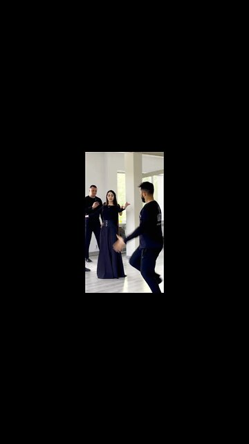 Красавица танцует Лезгинку с Парням супер танцы лезгинка 2022