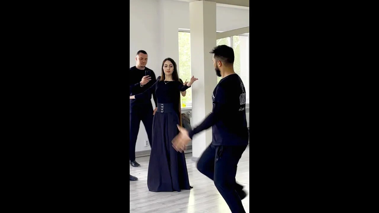 Красавица танцует Лезгинку с Парням супер танцы лезгинка 2022