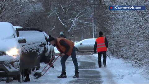 Коммунальные службы в Сестрорецке устраняли последствия ночного снегопада