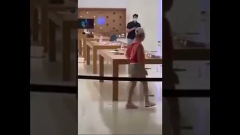 Hong Kong -- Woman trashes Apple Store because of poor service 🇭🇰