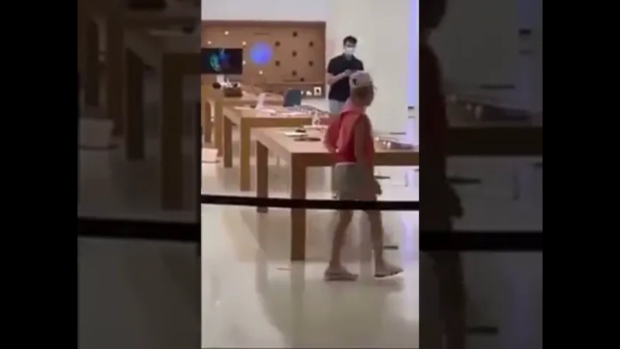Hong Kong -- Woman trashes Apple Store because of poor service ðŸ‡ðŸ‡°