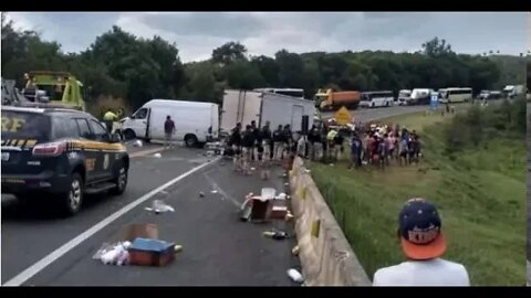 Indígenas ignoram ‘corpo’ de motorista e agridem PRF para saquear carga