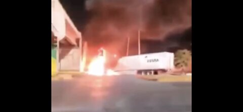 Multiple vehicles on fire allegedly near Texas/Mexican border | Nuevo Laredo, Mexico